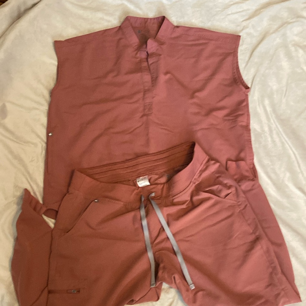 Size Large top.  Pants Large petite figs scrub set